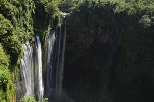 paisaje de la cascada desde arriba. tema de fondo tropical y de verano. ubicación en la cascada tumpak sewu, indonesia foto