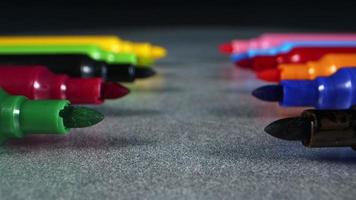 ferramentas de educação escolar coloridas, canetas de pintura. de volta à escola. video
