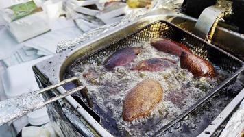 boulettes de viande farcies de nourriture turque bouillant dans l'huile video