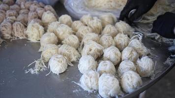 fazendo o tradicional algodão doce turco chamado pismaniye video
