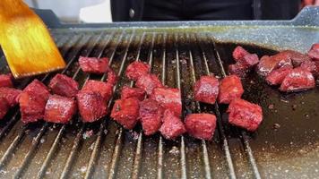 deliziosa salsiccia di mucca sul barbecue elettrico video