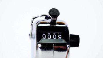 time-lapse, zilveren klok toont het verloop van de tijd. de beweging van de wijzers van de klok ging snel voorbij. op de witte achtergrond. video
