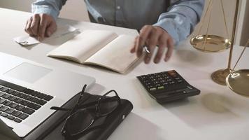 Büro- und Rechtskonzept. Geschäftsmann oder Anwalt oder Buchhalter, der an Konten mit Taschenrechner arbeitet. video