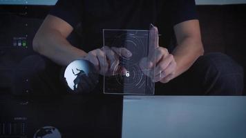la mano masculina interactúa con la seguridad cibernética del holograma. video