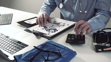 concept de coûts et frais de soins de santé. la main d'un médecin intelligent a utilisé une calculatrice pour les soins médicaux. video