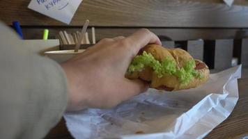 Sandwich mit Schinken und Salat auf dem Tisch in einem Café video