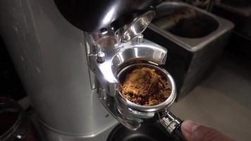 Nahaufnahme des Barkeepers, der Kaffee mahlt. Cappuccino-Zubereitung video