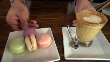 preparazione di bevande a base di caffè. mokkachino e biscotti video