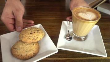 preparación de bebidas a base de café. mokkachino y galletas video