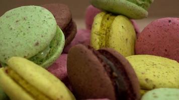 ensemble de macaron français multicolore sur table video