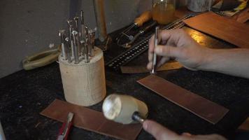 Lederfabrik Herstellung handgefertigtes Notizbuch - Nahaufnahme Hände arbeiten video