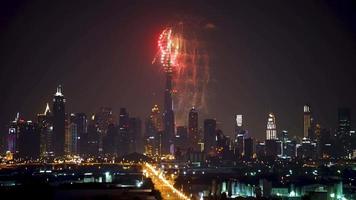 América coloridas luces de fuegos artificiales en el cielo nocturno fondo de fuegos artificiales video