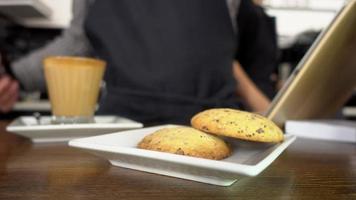 preparação de bebidas à base de café. mokkachino e biscoitos video