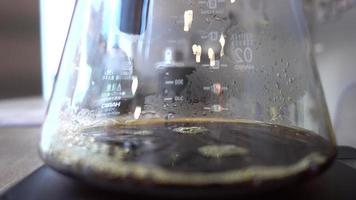 Kaffee wird in ein Glasgefäß gegossen video