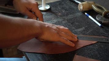 Cuaderno hecho a mano de fabricación de fábrica de cuero - trabajo de manos de cerca video