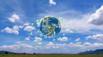la tierra con holograma de signo de ecología ambiental sobre fondo de cielo nuboso. video