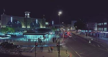 a london kings cross station é uma das estações centrais de trem de londres que serve o nordeste da inglaterra. originalmente inaugurado em 1852, foi recentemente renovado. video