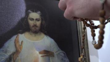 Mannhände beten Jesus mit einem Rosenkranz video