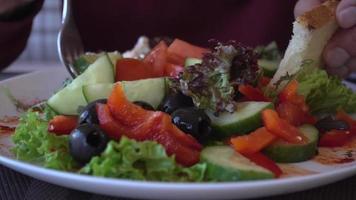 man die lunch eet met groentesalade, kaas en eieren in restaurant video