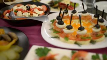 mesa de restaurante con comida. platos europeos - carne y ensaladas video