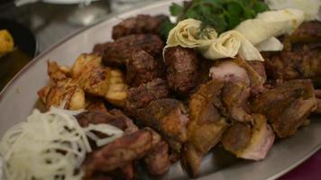 tavolo del ristorante con cibo. piatti europei - piatto di carne. video