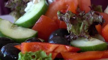 uomo che mangia pranzo con insalata di verdure, formaggio e uova nel ristorante video