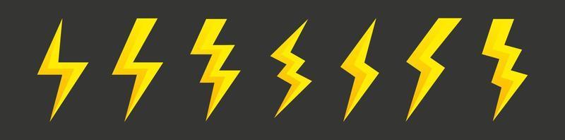 ilustración vectorial creativa del icono de flash de iluminación de truenos y pernos. conjunto de truenos e icono de rayo de energía eléctrica en color amarillo. vector