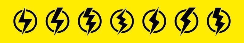 conjunto de icono de flash de iluminación de perno de trueno con círculo. icono de rayo de energía eléctrica sobre fondo amarillo. vector