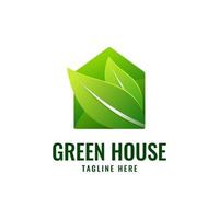 diseño de plantilla de logotipo de hoja verde natural y casa, símbolo de icono de bienes raíces en color degradado, acogedor vector de emblema de propiedad de construcción ecológica