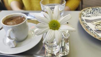 boisson chaude traditionnelle une tasse de café turc. fort et comme un expresso video