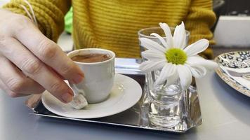 bebida caliente tradicional una taza de café turco. fuerte y como espresso video