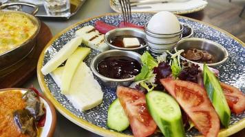 delicioso café da manhã turco tradicional em uma mesa video