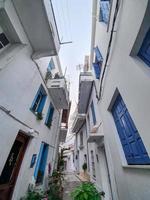 encantadoras calles estrechas tradicionales de las islas griegas. ciudad de skopelos en la isla de skopelos, grecia. foto