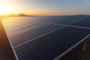 puesta de sol panel solar eléctrico energía limpia para el futuro foto