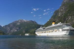 crucero en el fiordo de geiranger en noruega foto