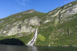 crucero en el fiordo de geiranger en noruega foto