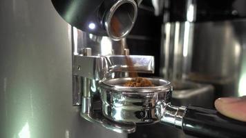 close-up van barman koffie malen. cappuccino bereiding