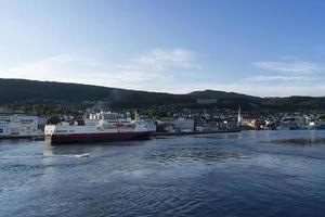 vista al mar de molde, noruega. la ciudad está ubicada en la costa norte del fiordo romsdalsfjord foto