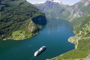 crucero en el fiordo de geiranger en noruega foto