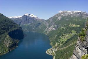 crucero en el fiordo de geiranger en noruega foto