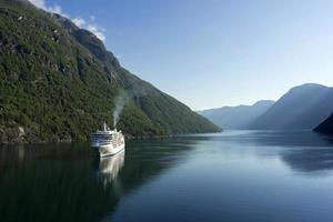 crucero en el fiordo de geiranger en noruega foto