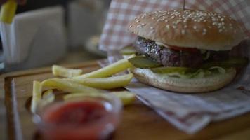 hamburger de restauration rapide, pommes de terre frites et sauce tomate video