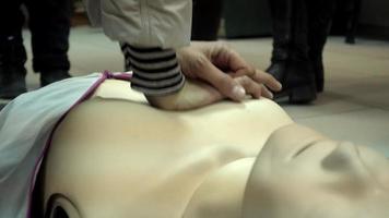 tasas de primeros auxilios de la cruz roja - compresiones torácicas en un maniquí video