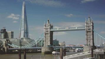 Skyline von London an der Themse mit Shard im Hintergrund und Tower Bridge, Zeitraffer video
