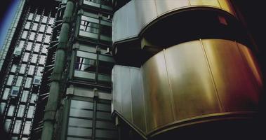 londres, royaume uni, les ascenseurs montent et descendent dans le bâtiment en acier inoxydable de la ville, bâtiment lloyd, laps de temps video