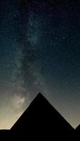 galáxia via láctea com pirâmides