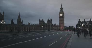 london, großbritannien, autos und fußgänger mit big ben, zeitraffer video