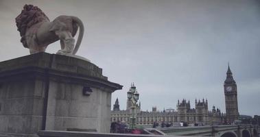 londres, royaume uni, voitures de circulation et piétons avec big ben, laps de temps video