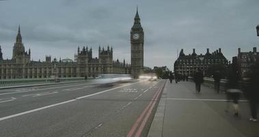 Londres, Reino Unido, carros de trânsito e pedestres com big ben, lapso de tempo