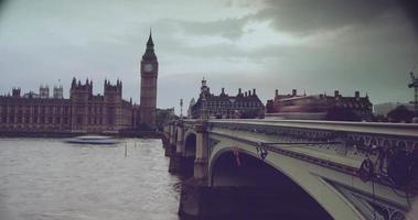 Londen, VK, verkeersauto's en voetgangers met de Big Ben, time-lapse video